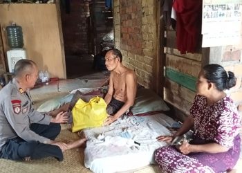 AKP Amradi Bagikan Sembako ke Lansia di Desa Tunas Mudo