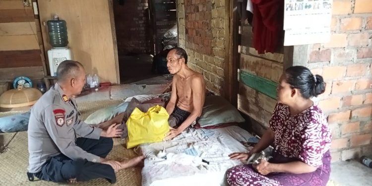 AKP Amradi Bagikan Sembako ke Lansia di Desa Tunas Mudo