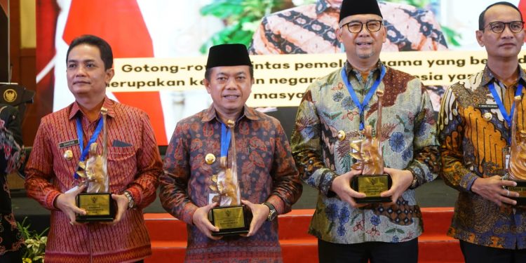Gubernur Al Haris Terima Anugerah Revolusi Mental Tahun 2022
