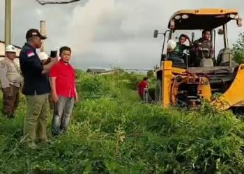 DLH Muarojambi Tutup Saluran IPAL PT PAL dengan Alat Berat 