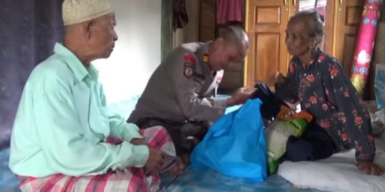 AKP AMRADI Berbagi Sembako dan Alat Olahraga di Sekernan