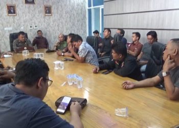 Direndahkan Pejabat, Jurnalis dan LSM Demo Kantor Bupati Muaro Jambi