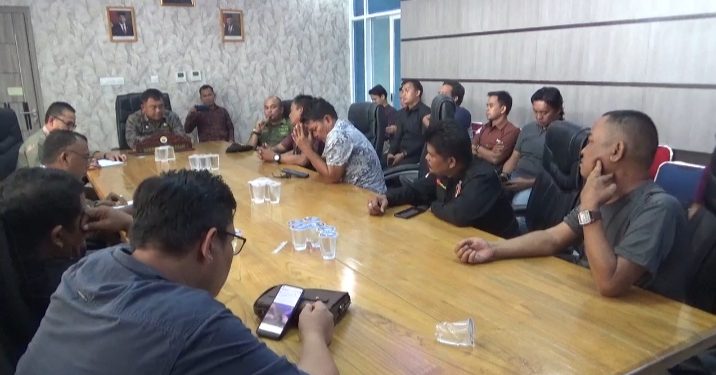 Direndahkan Pejabat, Jurnalis dan LSM Demo Kantor Bupati Muaro Jambi