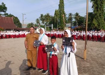 Kepsek SDN 61 Kasang Pudak Berikan Apresiasi Kepada Siswa Berprestasi 