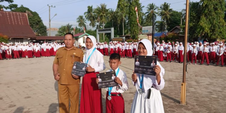 Kepsek SDN 61 Kasang Pudak Berikan Apresiasi Kepada Siswa BerprestasiĀ