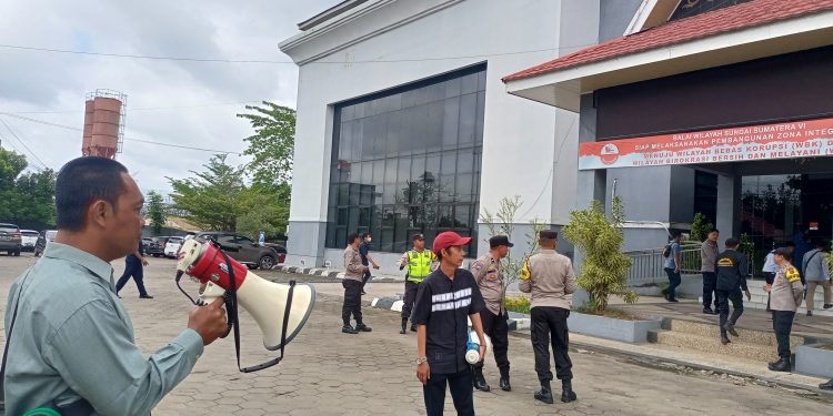 AWASI Jambi Lakukan Unjuk Rasa di Depan Kantor BWSS VI