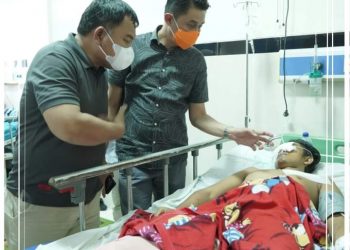 Pj Bupati dan Sekda Muaro Jambi Menjenguk Warga Suka Damai Di Serang Beruang