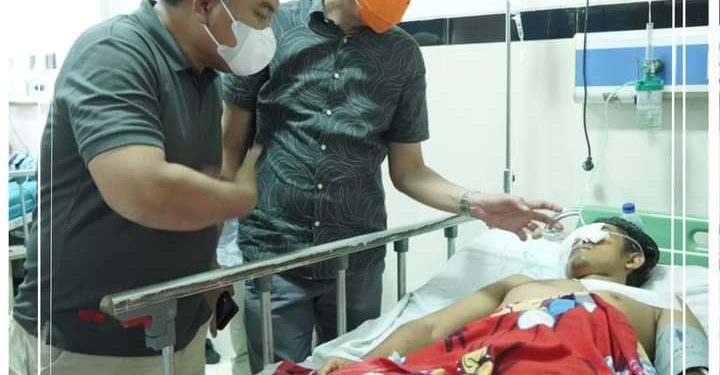 Pj Bupati dan Sekda Muaro Jambi Menjenguk Warga Suka Damai Di Serang Beruang