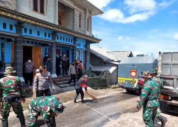 Petugas Gabungan Bantu Bersihkan Jalan, Dampak Abu Vulkanik Pasca Erupsi Merapi