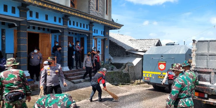 Petugas Gabungan Bantu Bersihkan Jalan, Dampak Abu Vulkanik Pasca Erupsi Merapi