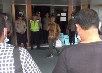 Demo Kantor DPMPTSP Jambi, LSM Panji Pertanyakan Izin Perusahaan Tambang di Tanjabbar 