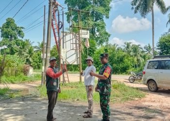Antisipasi Kejahatan Saat Malam Ramadhan, Babinsa Kasang Pudak Bantu Perbaiki Lampu PJU