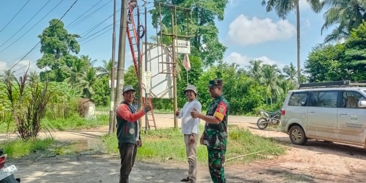 Antisipasi Kejahatan Saat Malam Ramadhan, Babinsa Kasang Pudak Bantu Perbaiki Lampu PJU