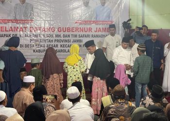 Safari Ramadhan di Sarolangun, Gubernur Al Haris Berikan Santunan untuk Anak Yatim 