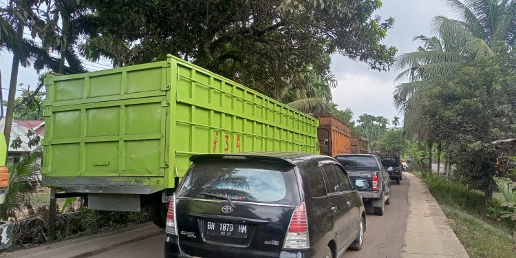 Batubara Kembali Sebabkan Jalan ke Pelabuhan Talang Duku Macet Panjang