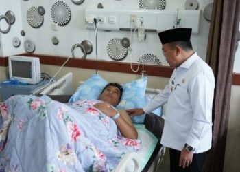 Gubernur Al Haris Jenguk Kapolda Jambi di RS Bhayangkara 