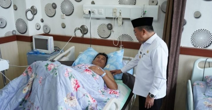 Gubernur Al Haris Jenguk Kapolda Jambi di RS Bhayangkara 
