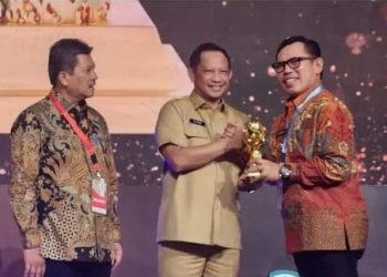 Walikota Sungai Penuh Terima Penghargaan Universal Health Coverage