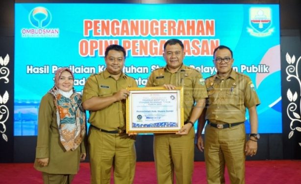 Muaro Jambi Menerima Penghargaan Predikat Kepatuhan Standar Pelayanan Publik Tahun 2022