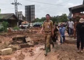PJ Bupati Muarojambi Tinjau Jalan Rusak di Niaso dan Bakung 
