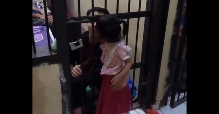 Haru, Ayah Peluk Putri Kecilnya dari Balik Jeruji Besi, Petugas Polsek Maro Sebo Bukakan Pintu Sel