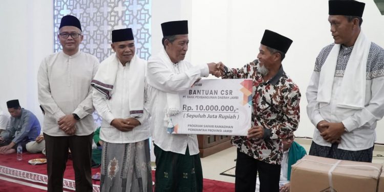 Safari Ramadhan di Masjid Agung Nurul Huda Rimbo Bujang, Wagub Sani Serahkan Bantuan Dana CSR