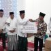 Safari Ramadhan di Masjid Agung Nurul Huda Rimbo Bujang, Wagub Sani Serahkan Bantuan Dana CSR
