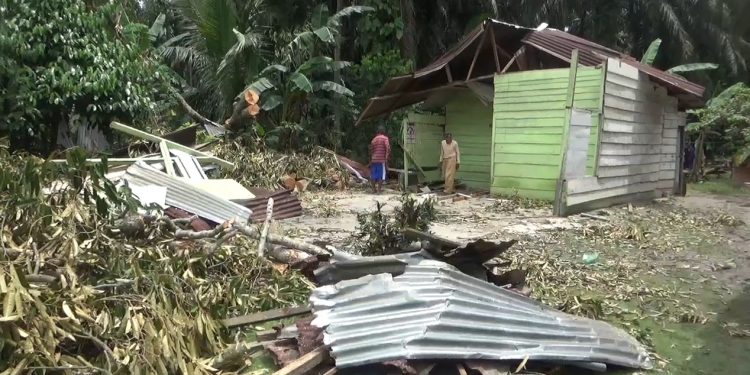 239 Rumah Warga di Sungai Bahar Porak-poranda Dihantam Puting Beliung
