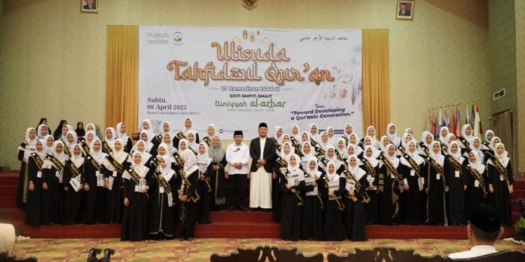 Gubernur Jambi Berikan Hadiah Umroh Gratis Kepada Orang Tua Hafidz 