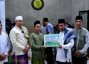 Safari Ramadhan di Desa Tanjung Pasir, Wagub Sani Serahkan Bantuan Rp 75 Juta 