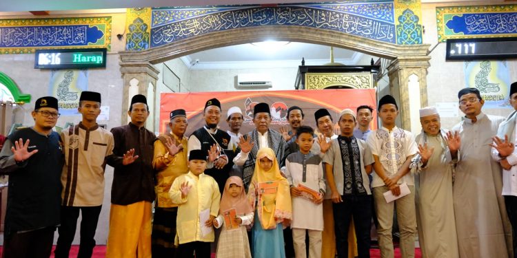 Wagub Abdullah Sani Berikan Santunan 500 Anak Yatim dan Dhuafa di 5 Tahun Pejuang Subuh 