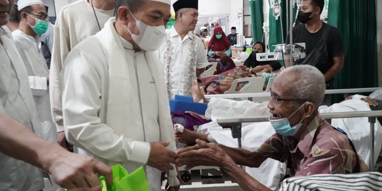 Malam Takbiran, Gubernur Jambi Kunjungi Pasien di RSUD Raden Mattaher