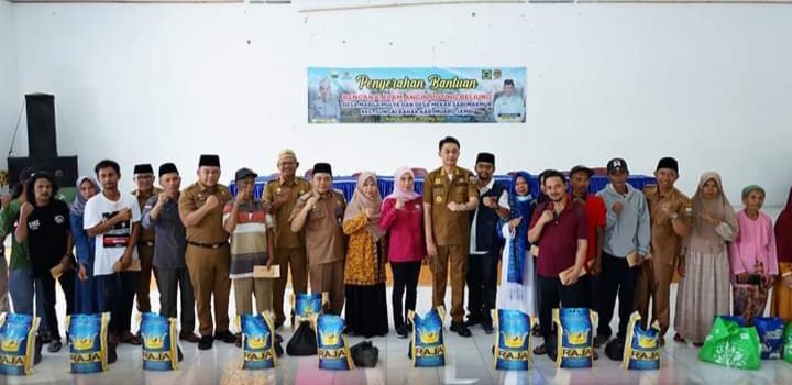 Pj Bupati Muaro Jambi Berikan Bantuan Korban Angin Puting Beliung di Sungai Bahar