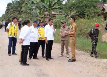 Jokowi Tinjau Jalan Rusak di Sungai Gelam 