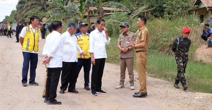 Jokowi Tinjau Jalan Rusak di Sungai Gelam