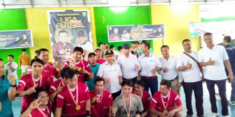 May Day, Gubernur Al Haris Serahkan Piala Lomba Futsal Liga Futsal Serikat Buruh se-Provinsi Jambi