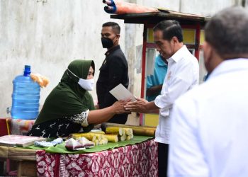 Cek Harga Sembako, Jokowi Datangi Pasar Rakyat Talang Banjar