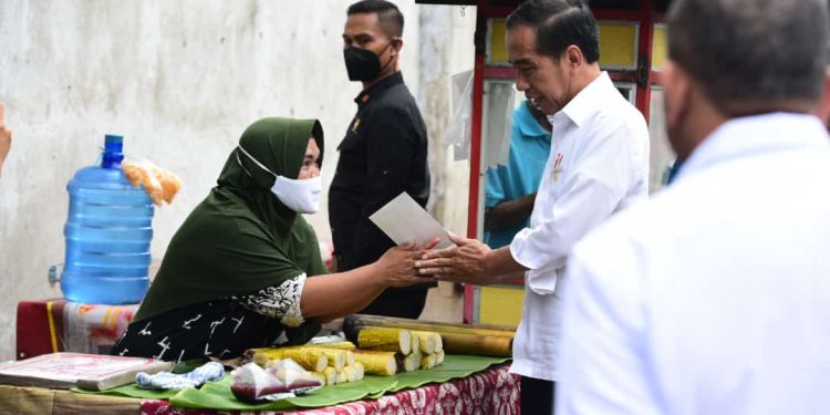 Cek Harga Sembako, Jokowi Datangi Pasar Rakyat Talang Banjar