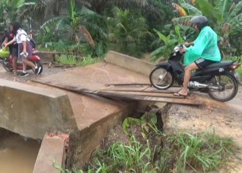 Pj Bachyuni Didesak Perbaiki Jembatan Rusak, Warga: Saro Kami, Jangan Nunggu Tahun Depan Baru Dibangun