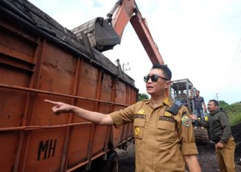 Pj Bupati Muaro Jambi Sidak Kemacetan Panjang Jalan di Sungai Gelam
