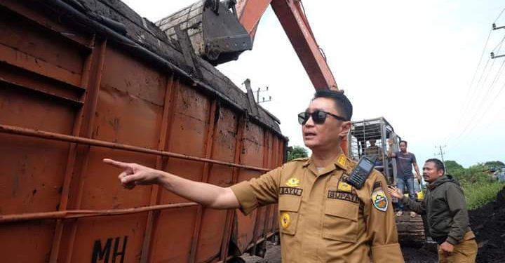 Pj Bupati Muaro Jambi Sidak Kemacetan Panjang Jalan di Sungai Gelam