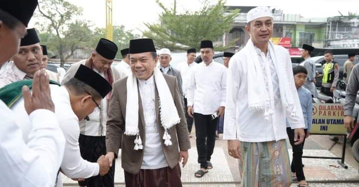 Bachyuni Deliansyah Dampingi Gubernur Al Haris Sholat Idul Adha di Sengeti 
