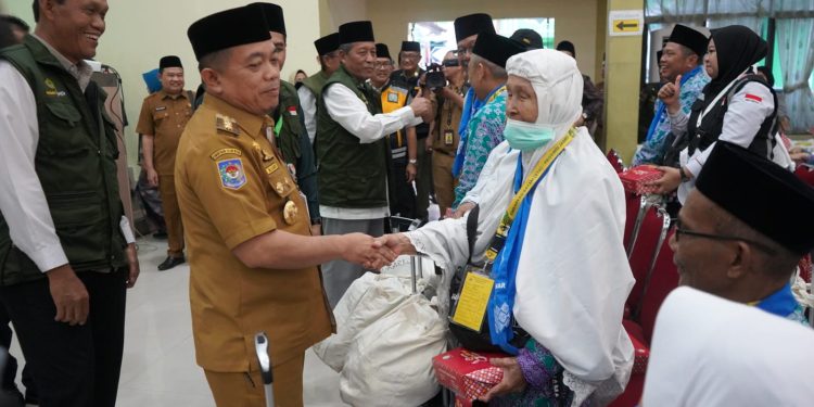 Gubernur Al Haris Lepas 373 Jemaah Haji Kloter Kedua Embarkasi Antara Provinsi Jambi