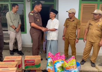 Peduli Korban Kebakaran, Kajari Muaro Jambi Salurkan Bantuan Paket Sembako