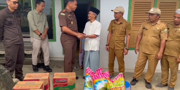 Peduli Korban Kebakaran, Kajari Muaro Jambi Salurkan Bantuan Paket Sembako
