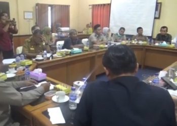 Ratusan Warga Gambut Jaya Geruduk Gedung DPRD Muaro Jambi