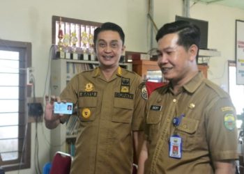 Pj Bupati Muaro Jambi Lakukan Pemantauan Perekam E- KTP di Maro Sebo 