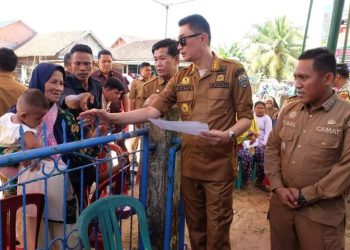 Pj Bupati Muaro Jambi Tinjau Langsung Perekam (KTP-el) Warga Desa Tantan