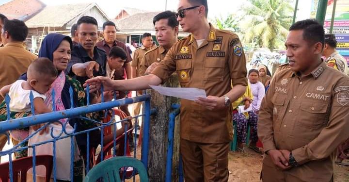 Pj Bupati Muaro Jambi Tinjau Langsung Perekam (KTP-el) Warga Desa Tantan