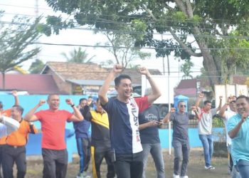 Pj Bupati Muaro Jambi Bachyuni Deliansyah Senam Sehat di Lapangan Kantor Camat Sekernan